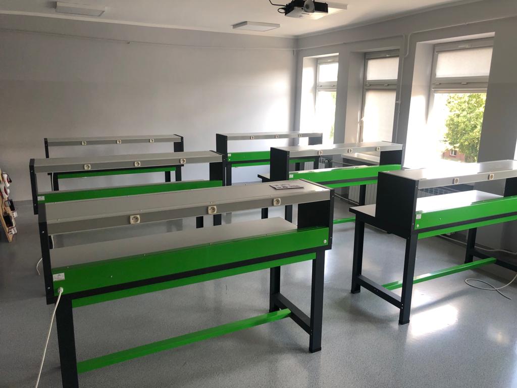 Dostawa wraz z montażem stołów elektrotechnicznych BZO-20D firmy Langlois do Zespołu Szkół Technicznych w Turku
